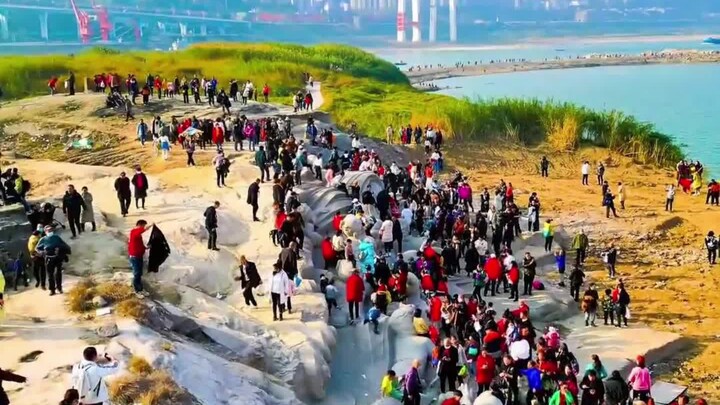 As the river water recedes, mother and child emerge, a touching scene! #YangtzeRiver #ChongqingNanbi