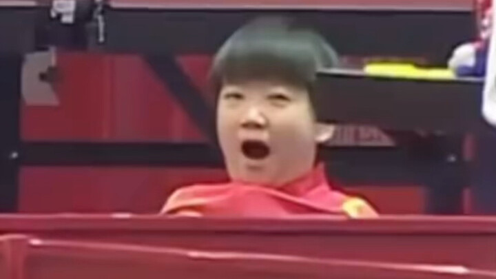 Sun Yingsha وQiu Yike وCoco: شوفوا، شوفوا، بتشتغل لسانها كتير! لازم تمشّط شعرها بالاتجاه الصحيح، وتس