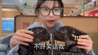 من جعل فتاة المطبخ المفضلة لدي ترتدي هذا؟