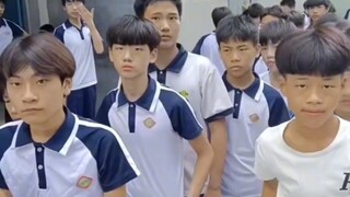 Memberikan pesona yang bahkan tidak bisa disembunyikan meski mengenakan seragam sekolah