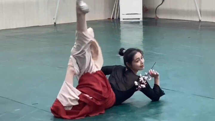 High-energy moments of dancers, UP host’s girlfriend is also a dancer