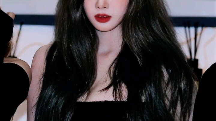 Holy cow, this is what you call the most popular female idol? She’s getting even more beautiful! Wit