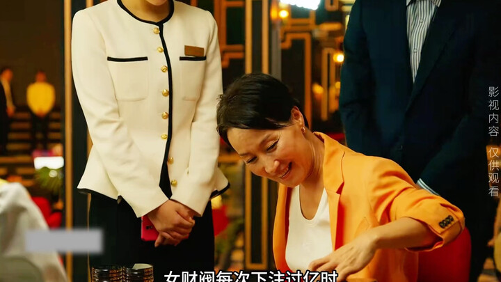 Mỗi khi nữ tài phiệt đặt cược hơn trăm triệu, cô ấy lại hỏi người chia bài bên cạnh một câu cực kỳ s