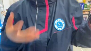 学校规定外露的都要是校服，于是学生同时穿着夏春冬三季校服