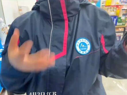 Sekolah mewajibkan semua yang terlihat harus berupa seragam sekolah, jadi para siswa mengenakan sera