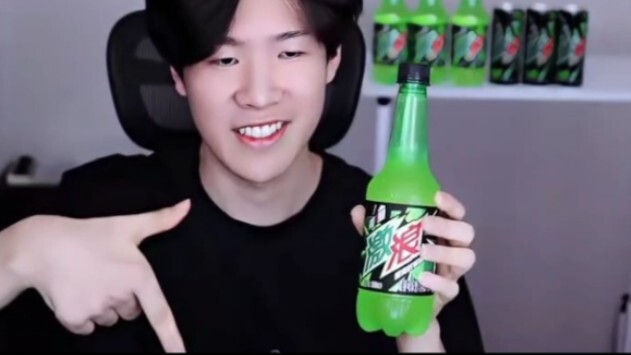 Theshy dapat satu kali job iklan dan langsung jadi pemalu seumur hidup—wajahnya sampai memerah setel