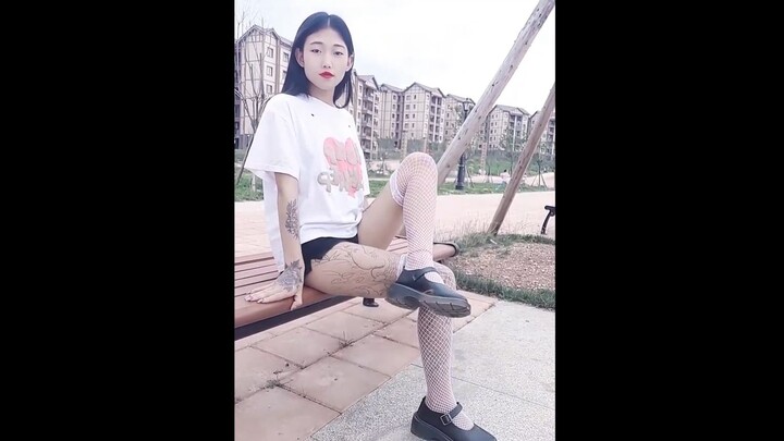 [Cringey Insect] I heard black stockings aren’t as good as white ones?? Do you guys like a cute girl