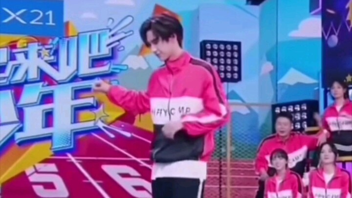 Tarian dadakan Wang Yibo adalah favorit saya tahun itu, dan selalu menyenangkan.