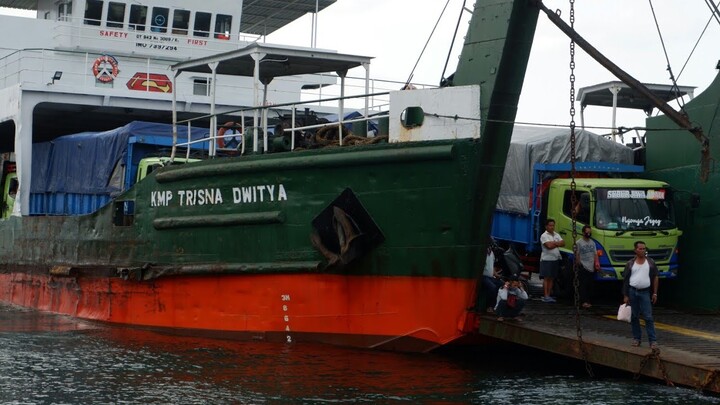 Awas Truk Besar Lewat KMP Trisna Dwitya Bongkar Masuk Muat Pelabuhan Gilimanuk Bali