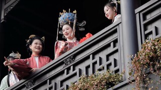 Phoenix crown and red robe are the romance that belongs only to Chinese people