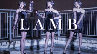 การเต้นเดี่ยวกับ "Lamb" บนดาดฟ้ายามค่ำคืน