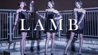 Tarian tunggal dengan lagu "Lamb" di atas atap di malam hari