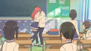 Menunjukkan kasih sayang di depan seluruh kelas... para siswa semua kaget~