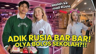 Cobain Pakai Baju SMA di Rusia - Dikira Couple Goals!