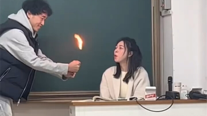 طالب جامعي يُظهر مهارته في الصف، فيحوّل مشعلًا إلى وردة!