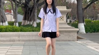 Seragam sekolah kembali lagi! Saat guru tidak memperhatikan, aku menyelinap keluar dan menariε(*･ω･)