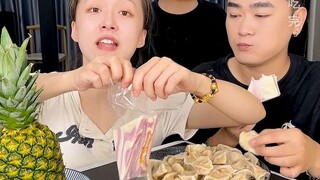 #ساندويتش حشوة البطاطا الحلوة ولحم الخنزير المبشور اليوم حقًا وجد بين بين بذرة السمسم وأضاع البطيخ #