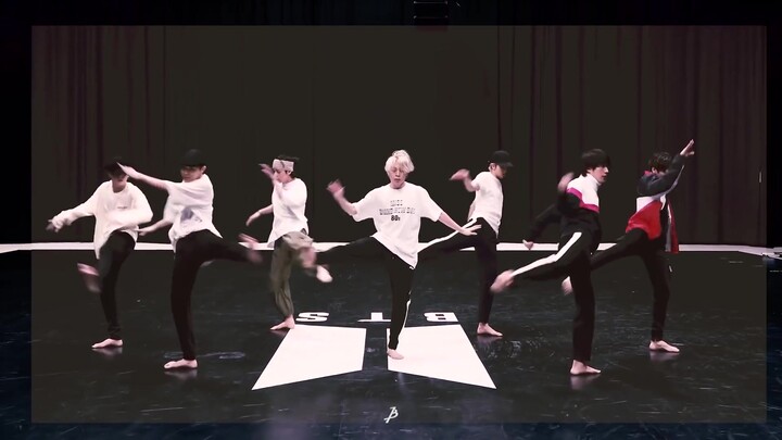 Ruang latihan resminya bisa diubah jadi panggung! BTS "Black Swan"