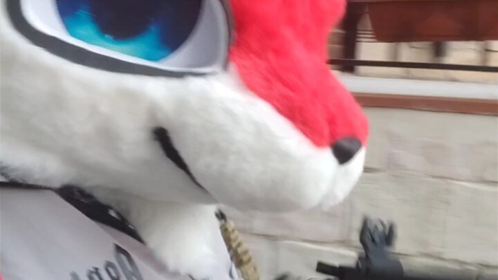 Ai mà còn chưa kiếm thêm thu nhập thế này (ra hội chợ truyện tranh)!