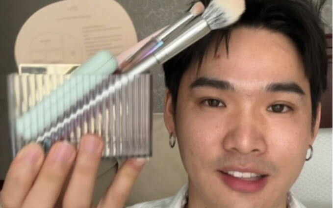 Inilah tampilan natural ala-ala, kalau belum paham langsung beli saja! Set kosmetik pertama untuk pe