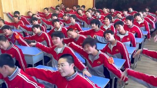 统一发型的学生们，超激情的氛围，课桌舞-星星点灯