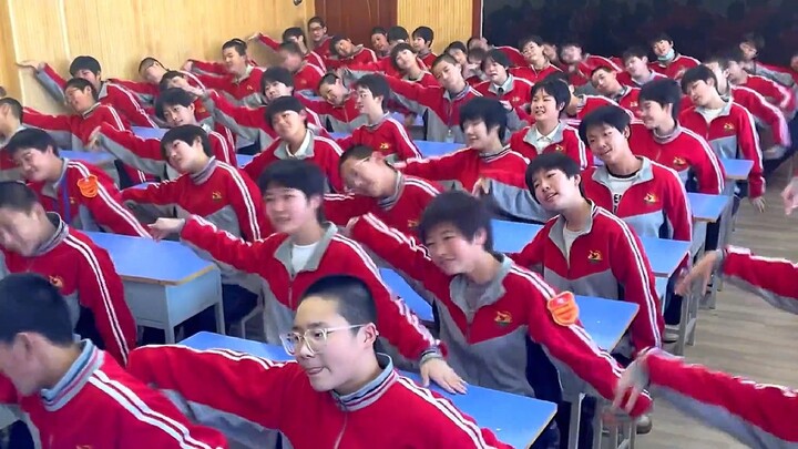 统一发型的学生们，超激情的氛围，课桌舞-星星点灯