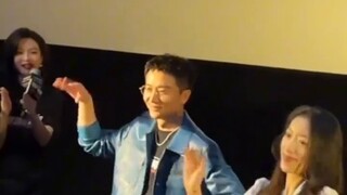 Para pemeran utama "Operasi Moskow" menari dan membuat Janice Man tertawa. Itu terlalu sulit bagi Zh