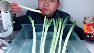 [Food] Do you dare to eat frozen green onions like me?