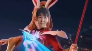 Nhất Nặc xem video ghép đầu tấu hài của chính mình! Nhất Nặc cười muốn phát điên luôn rồi!