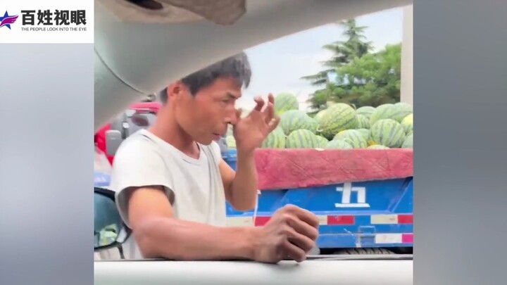 男子路边买西瓜，只要5元钱一个，大小随便挑。收瓜贩只愿出160元收购这一车西瓜。