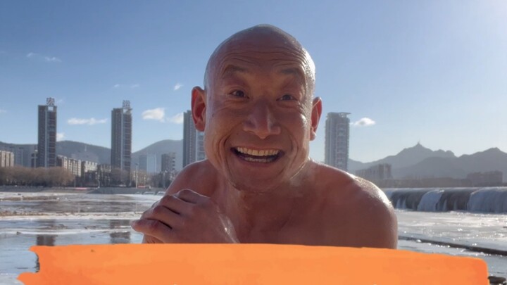 Long live the persevering youth! Winter swimming for fitness can be dangerous, so don't imitate it!