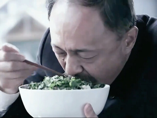 คุณลุงมาทานหม่าโถวเนื้อแกะ พออาหารมาถึงก็สั่งหม่าโถวทันทีเก้าชิ้น นี่แหละคือผู้เชี่ยวชาญด้านอาหารตัว