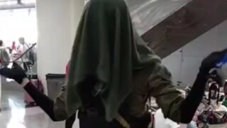 Hantu air yang mengejek dengan gila di depan kamera tetapi terlalu egois dan CD-nya sudah kedaluwars