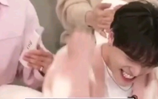 لنلقِ نظرة مرة أخرى على مفسر دارلينغ الخاص بـ تشاني، لقد ارتجل أغنية بالكاد على الفور!