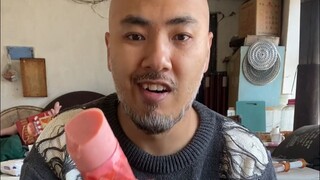 هذه هي المرة الأولى التي يأكل فيها لاو نيان المعكرونة الخيطية من فوجيان، ولم يدرك بعد خطورة المشكلة.