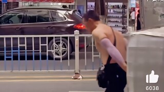 可他忘记了路边更贵的保时捷卡宴