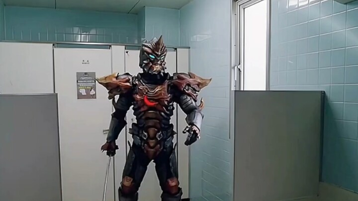 Cerebro merasuki tiga orang dan berteleportasi ke toilet