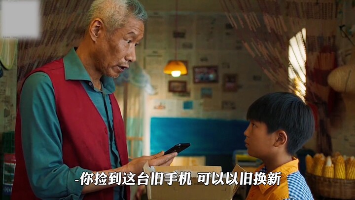 Cậu bé nhặt được một chiếc điện thoại bên bờ sông, cố gắng bằng mọi cách để sửa nó, kết cục thật cảm