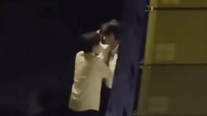 Mu Xuan Cheng breaks down, clutching Zhang Junhao—so suffocating and helpless...