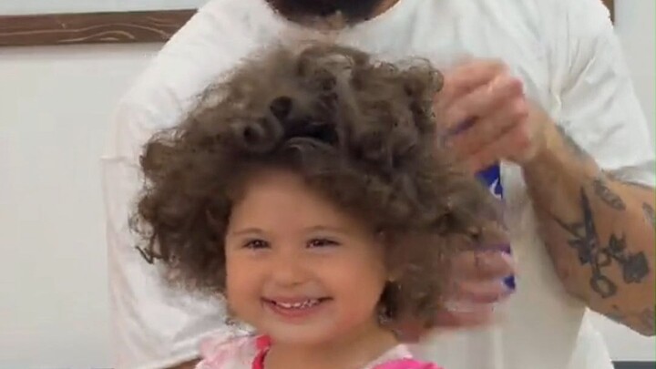 A gentle and patient baby hairdresser who not only has excellent skills but also has first-class bab