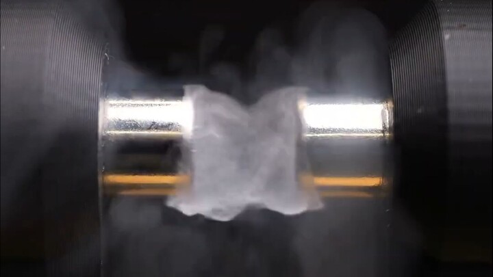 Ternyata oksigen bisa tertarik oleh medan magnet yang sangat kuat!