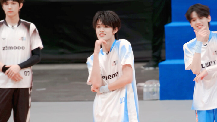 【تشانغ جي】 رقصة عشوائية في الألعاب الرياضية.. تشانغ جي مركّز طوال الوقت ^ يا له من روعة يا له من روع