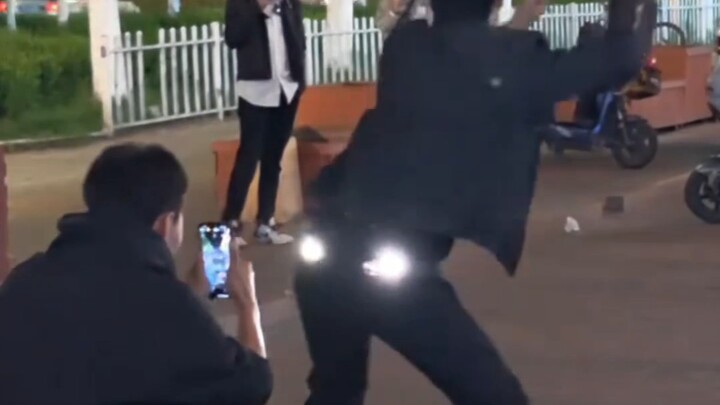 Tập riêng của nhiếp ảnh gia Đường Gia Kỳ khi làm việc độc lập, cuối tập trình diễn ngay tại chỗ điệu