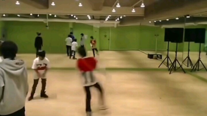 ชานๆ ทำไมถึงโดนหมาไล่วิ่งหนีเต็มห้องซ้อมแบบนี้ล่ะ ฮ่าๆๆ