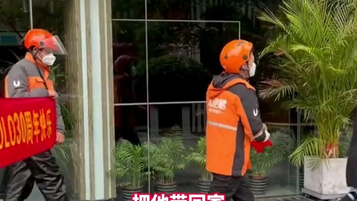 สาวจ้างบริการส่งของมาเซอร์ไพรส์เพื่อนสนิทโสดวัย 30 ปี ชาวเน็ตแซว: ฉากโซเชียลเดธครั้งใหญ่!