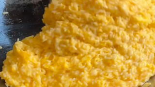 Tukang masak senior bilang nasi goreng telurnya luar biasa, dia minta aku merekamnya