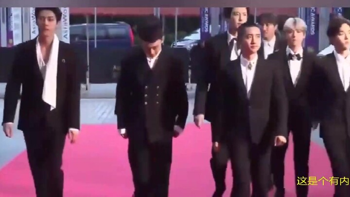 【EXO】السيد الكبير في جولة! يا إلهي، إنه حقًا كبير بارع! هل يحتاج السيد الكبير إلى حقيبة يد؟!