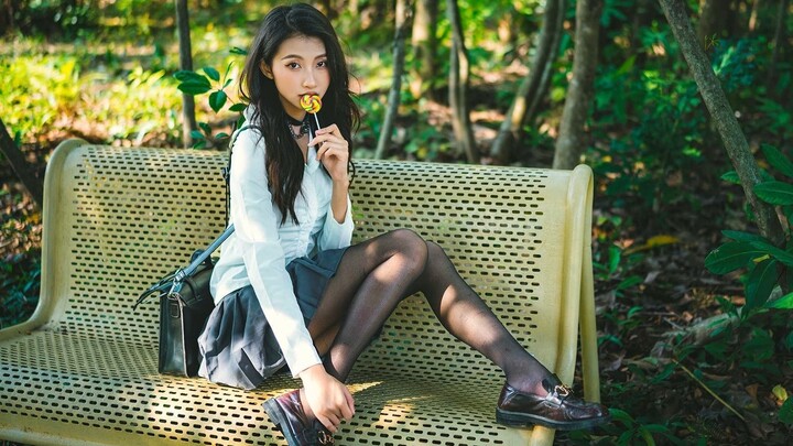 Có cô chị khóa trên mặc tất đen thế này, dùng điện thoại cũng có thể chụp được ảnh đẹp như phim