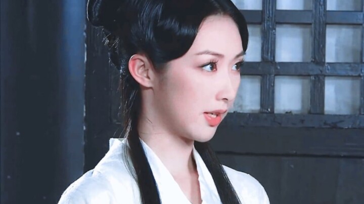 Dulunya, meski kostum zaman dulu terlihat sederhana, tetap terasa klasik. Kalau bukan karena disebut