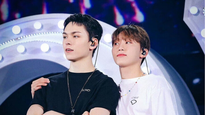 Này, mọi người đều biết hết rồi chỉ có mình bạn là không biết, anh ấy thích bạn đến mức nào đấy!